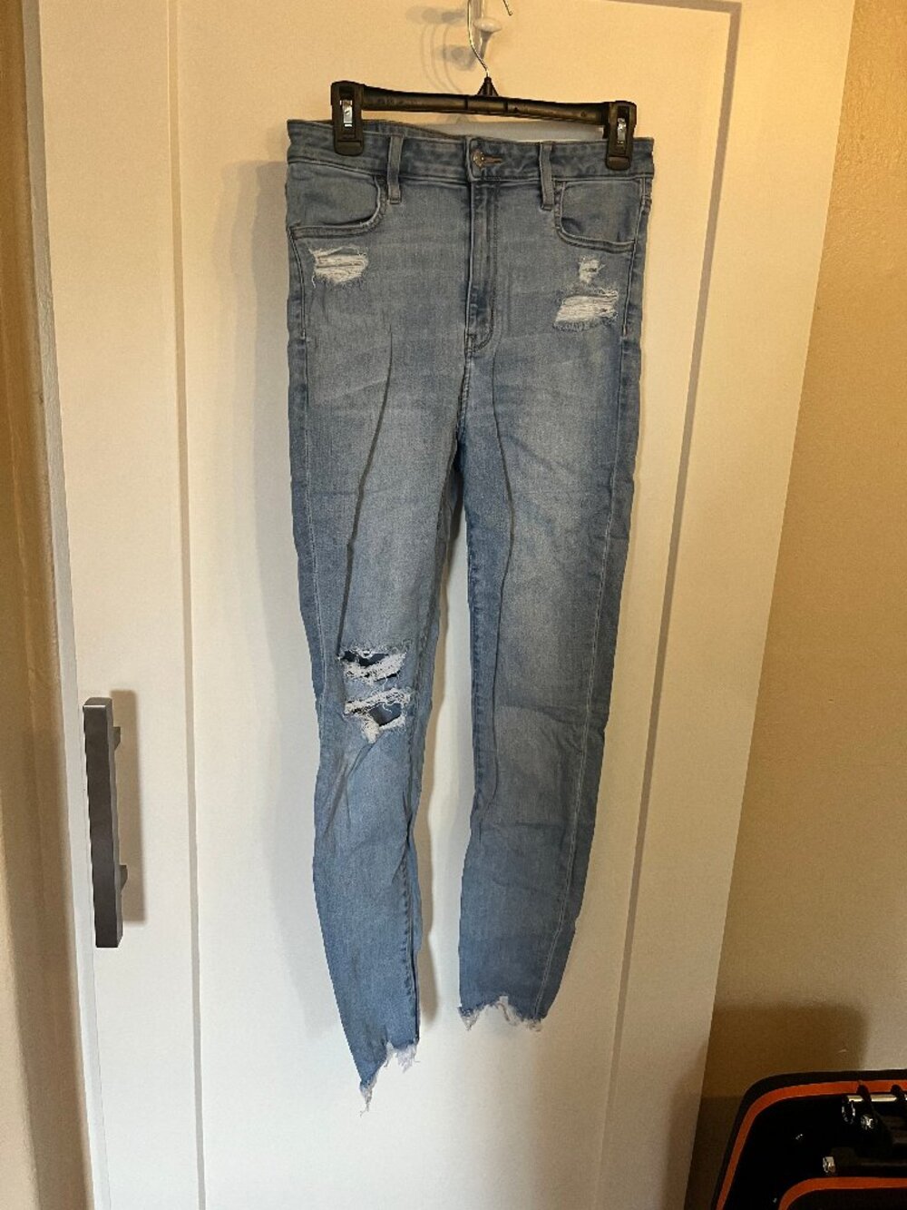 American Eagle Light Wash Ripped Skinny Jeans Size 10 Long